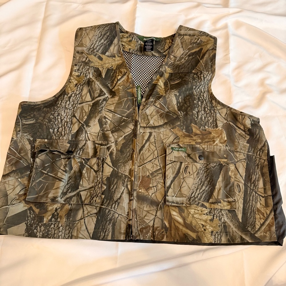Remington Camouflage Real Tree Camo Hunting Vest‎ XL/2XL. Excellent condition!